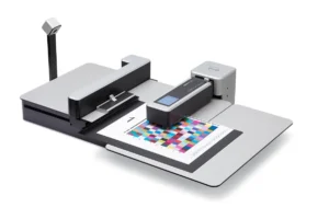 Spectrophotomètre Barbieri Spectro LFP qb pour la mesure automatisée des couleurs en réflexion et transmission sur tous types de matériaux imprimés.