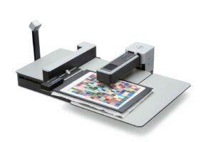 Spectrophotomètre Barbieri Spectro LFP qb textile pour la mesure automatisée des couleurs en réflexion et transmission sur tous types de matériaux imprimés.