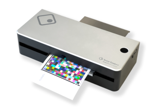 Spectrophotomètre Barbieri Spectro Swing qb pour la mesure colorimétrique automatisée sur supports souples, films transparents et papier imprimé.